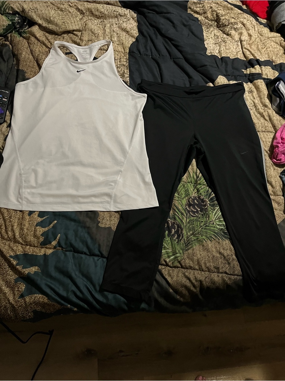 EUC NIKE GOLF CAPRI AND TANK TOP SIZE LARGE